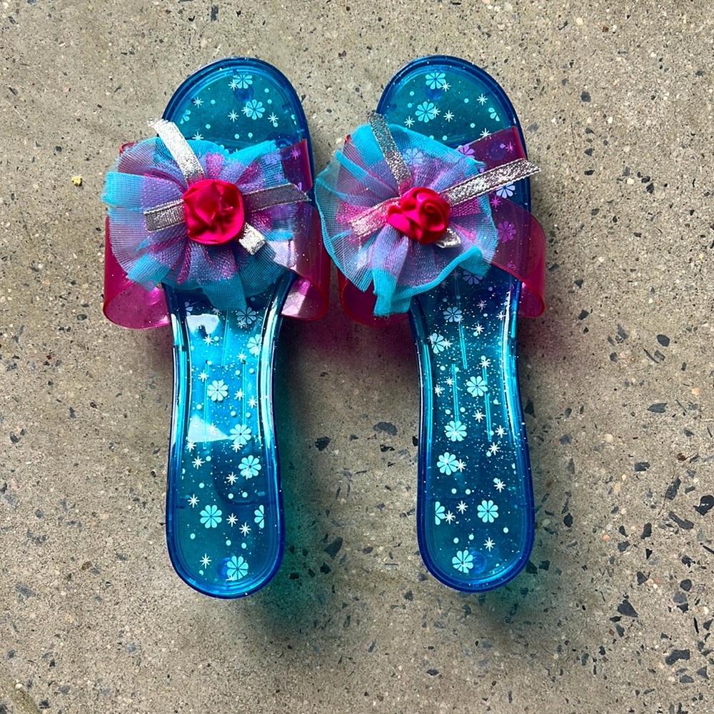 Plastic Elsa Wedges
